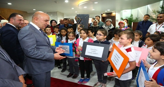 ATIK PİLLERİ TESLİM EDİP ALTINOK´A TEŞEKKÜR ETTİLER