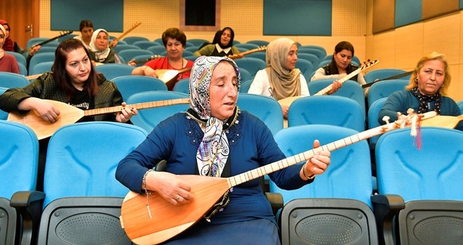 Gizlice eline aldığı bağlaması ile artık türkülere hayat veriyor