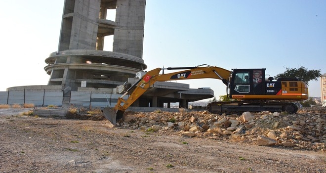CUMHURİYET KULESİ´NE İLK KAZMA 29 EKİM´DE VURULDU