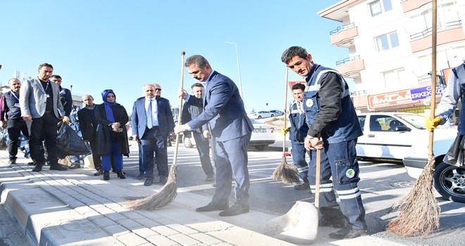 Başkan sokağı süpürdü