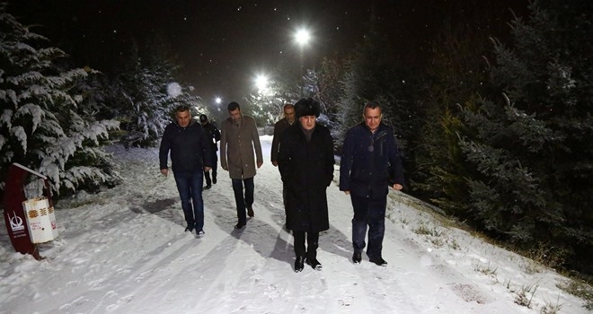 BAŞKAN ALTINOK´TAN SABAHIN İLK IŞIKLARINA KADAR SOKAK SOKAK KIŞ DENETİMİ  