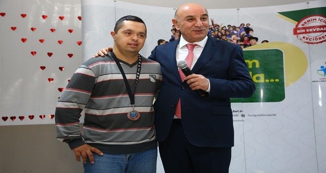 BAŞKAN ATINOK´TAN DOWN SENDROMLU MİLLİ SPORCUYA BÜYÜK ÖVGÜ