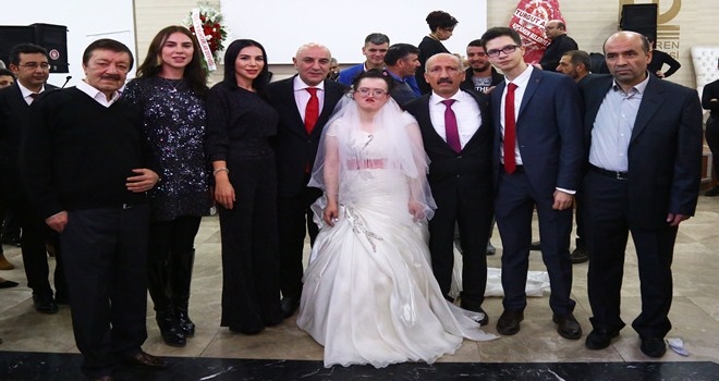 GELİNLİK GİYMEK EN DOĞAL HAKTIR