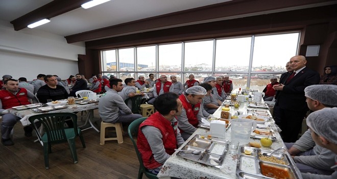 Yaşar, emekçilerle bir arada