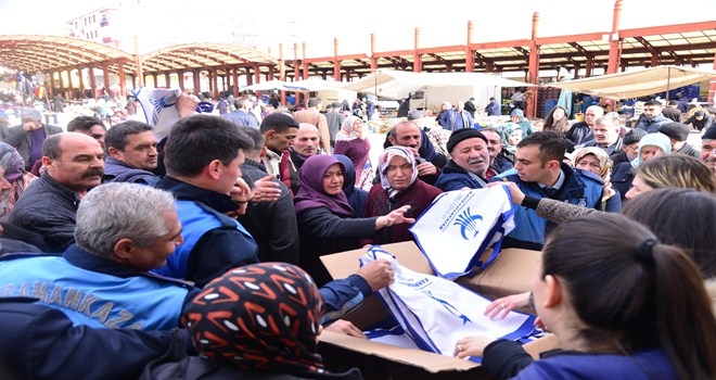 Vatandaşlara çevreci bez torba dağıtıldı