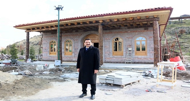 AK, AHŞAP VE TAŞTAN YAPILAN MESCİDİ İNCELEDİ 