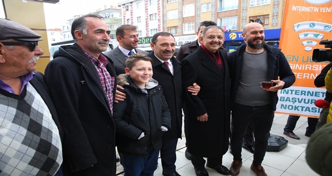 ÖZHASEKİ VE DEMİREL KOLKOLA GİRDİ BİRLİKTE YÜRÜYORLAR
