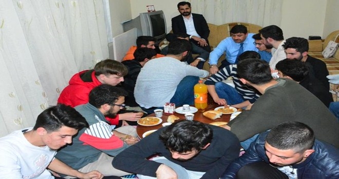 Üniversite öğrencilerine menemen yaptı