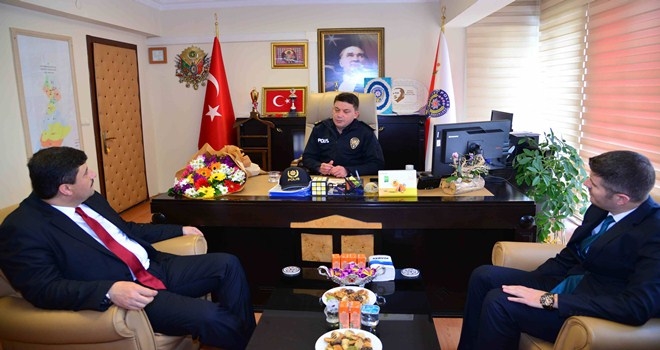 Başkan Oğuz Polislere karanfil verip, günlerini kutladı