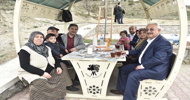 Köse millet bahçesinde millet ile iç içe