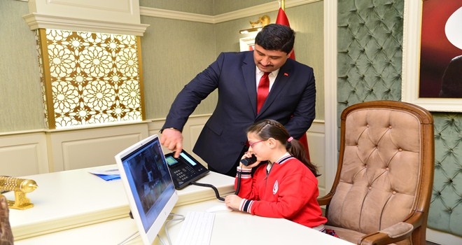 Başkan Oğuz koltuğunu minik Hayrünisa´ya bıraktı