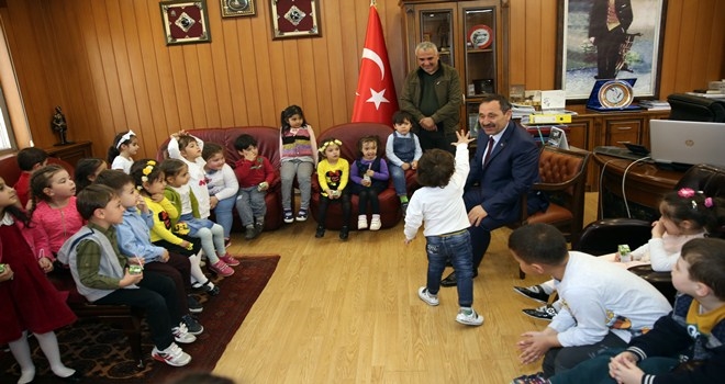 ÇOCUKLAR BAŞKAN DEMİREL´İ ZİYARET ETTİLER