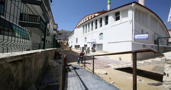 KEÇİÖREN HÜDAVERDİ CAMİİ´NE ENGELLİ RAMPASI YAPILDI