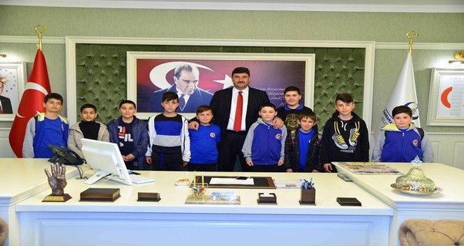 ?Serhat Öğretmen?e ilk ziyaret çocuklardan