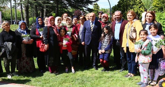 BAŞKAN ALTINOK ANNELER GÜNÜ´NDE GÜL DAĞITTI 