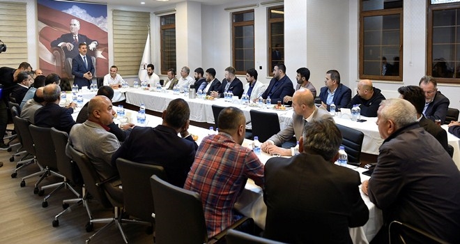 Köse sahurda Mamaklı müteahhitlerle bir araya geldi