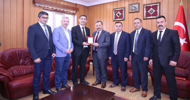 BAŞKAN DEMİREL´E AMATÖR SPOR´A KATKI PLAKETİ
