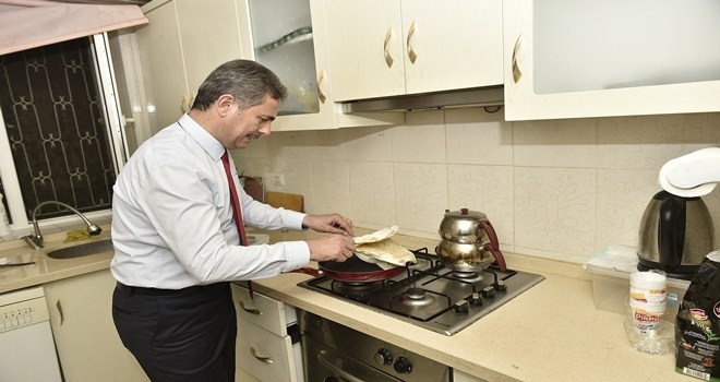 Öğrenciler istedi, başkan gözleme yaptı