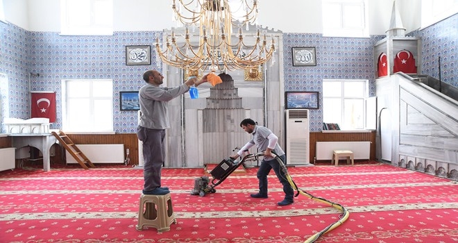 Cami ve mezarlıklar bayrama hazır