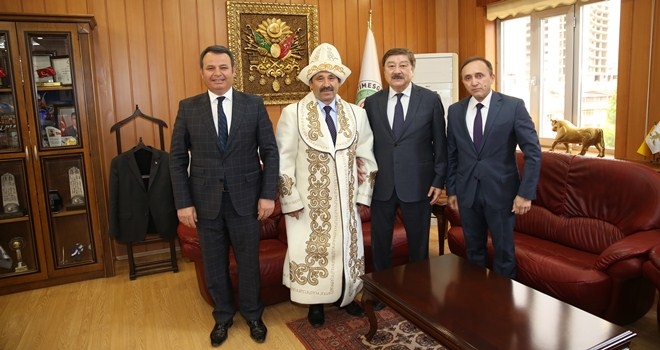 BAŞKAN DEMİREL ÇAPAN GİYDİ
