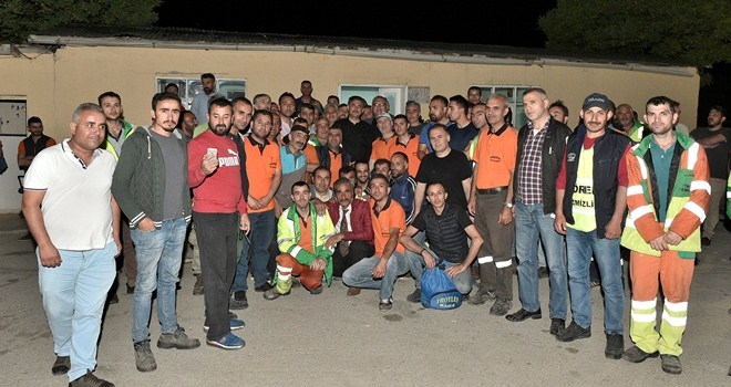 Köse temizlik işleri personeliyle gece mesaisinde