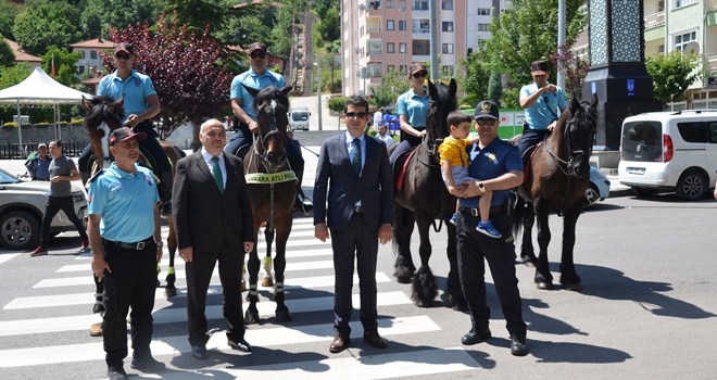 Kızılcahamam sokaklarında atlı polisler