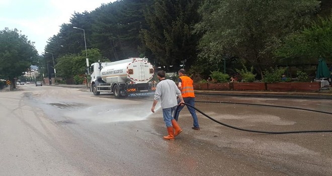 Kızılcahamam´da Kaldırım ve Yollar Yıkandı