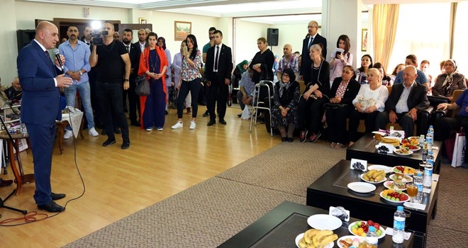 ALTINOK, HUZUREVİNDE .....