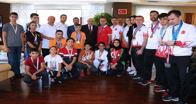 KİCK BOKSUN TÜRKİYE ŞAMPİYONU KEÇİÖREN´DEN