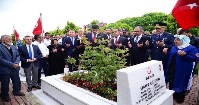 Şehitler mezarları başında anıldı