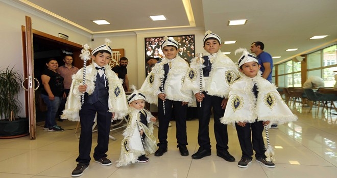Sünnet kıyafetleri Başkan Yaşar´dan