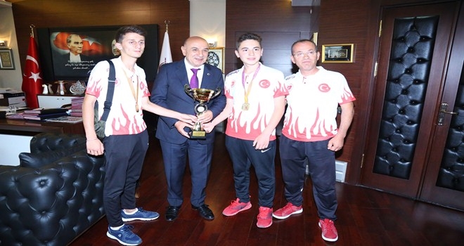 ŞAMPİYON KİCK BOKSÇULAR BAŞKAN ALTINOK´U ZİYARET ETTİ