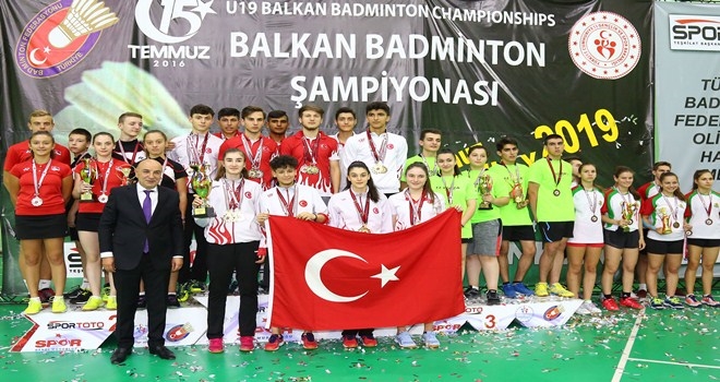 ŞAMPİYONLAR MADALYALARINI BAŞKAN ALTINOK´TAN ALDI
