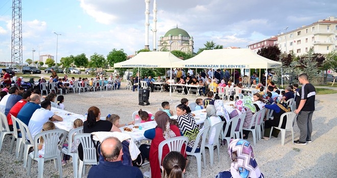 Mahallede çay ve simit eşliğinde koyu muhabbet