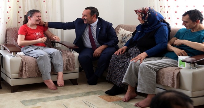 DEMİREL ENGELLİ AİLELERİNİ EVLERİNDE ZİYARET ETTİ