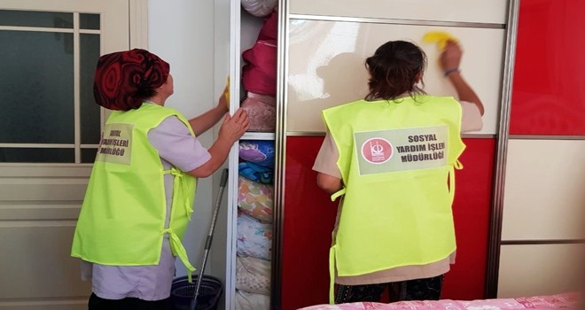 İHTİYAÇ SAHİPLERİNİN EVLERİNE BELEDİYE ELİ DEĞİYOR 