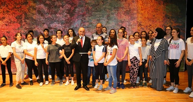 BAŞKAN ALTINOK, ÇOCUKLARIN SAHNE HEYECANINI PAYLAŞTI