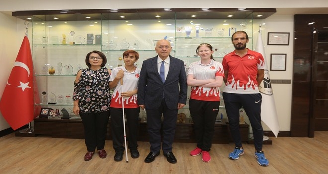 Türkiye´nin gururu rekortmen sporcular Yenimahalle´de