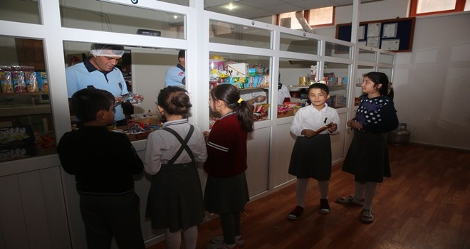 ETİMESGUT ZABITASI DENETLİYOR ÖĞRENCİLER SAĞLIKLI GIDA TÜKETİYOR