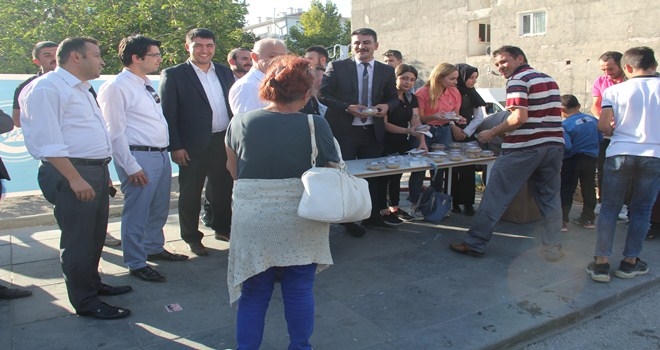 Etimesgut Ülkü Ocakları aşure dağıttı                                        Etimesgut Ülkü Ocakları aşure dağıttı                                                                                                                                             