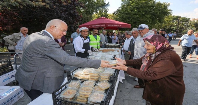 Başkan Yaşar Aşure Dağıttı