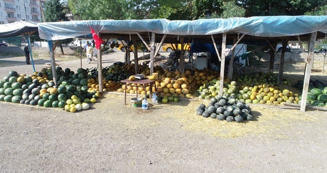 SİNCAN´IN MEŞHUR KAVUNLARI ARTIK YENİKENT PAZARINDA