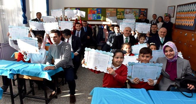 Kaymakam ve Başkan Karne Dağıttı