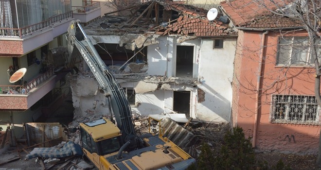 RİSK TAŞIYAN GECEKONDULARI YIKIYORUZ