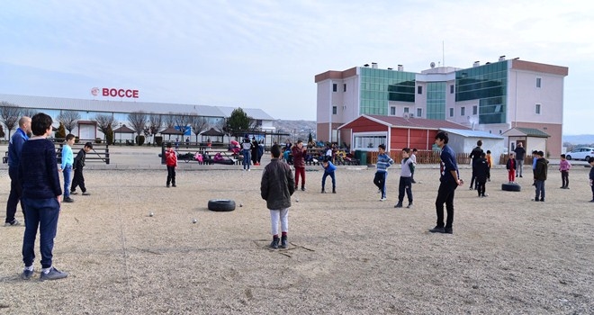 Çocuklar tatillerini sporla geçiriyor