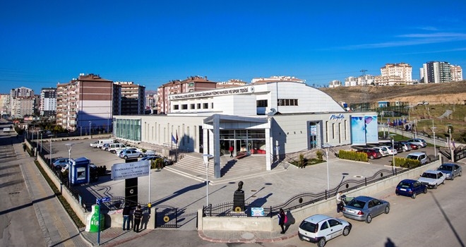 Pandemiden bunalanlar Yenimahalle havuzlarında 
