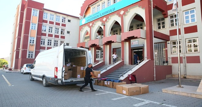 KEÇİÖREN BELEDİYESİ ÖĞRENCİLERE ÇANTA VE KIRTASİYE MALZEMESİ HEDİYE ETTİ