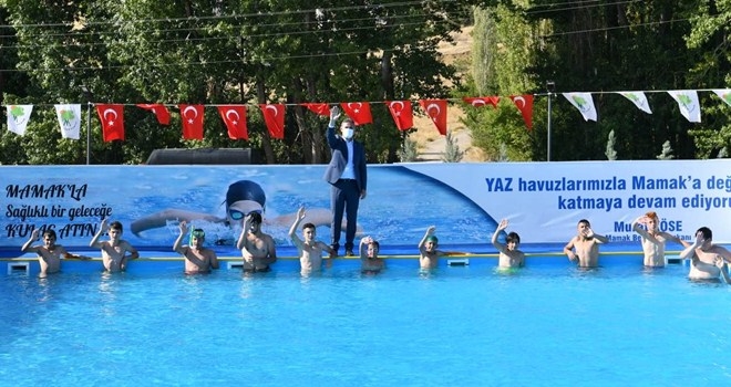 Portatif havuzda ilk kulaçlar atıldı