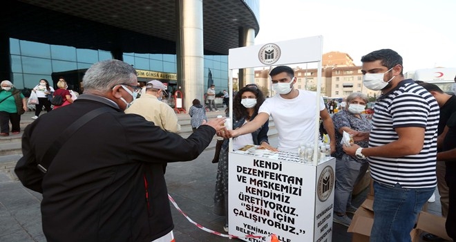 Vatandaşa iş çıkışı maske ve dezenfektan sürprizi