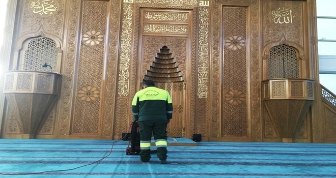İBADETHANELER KESİNTİSİZ OLARAK DEZENFEKTE EDİLİYOR 